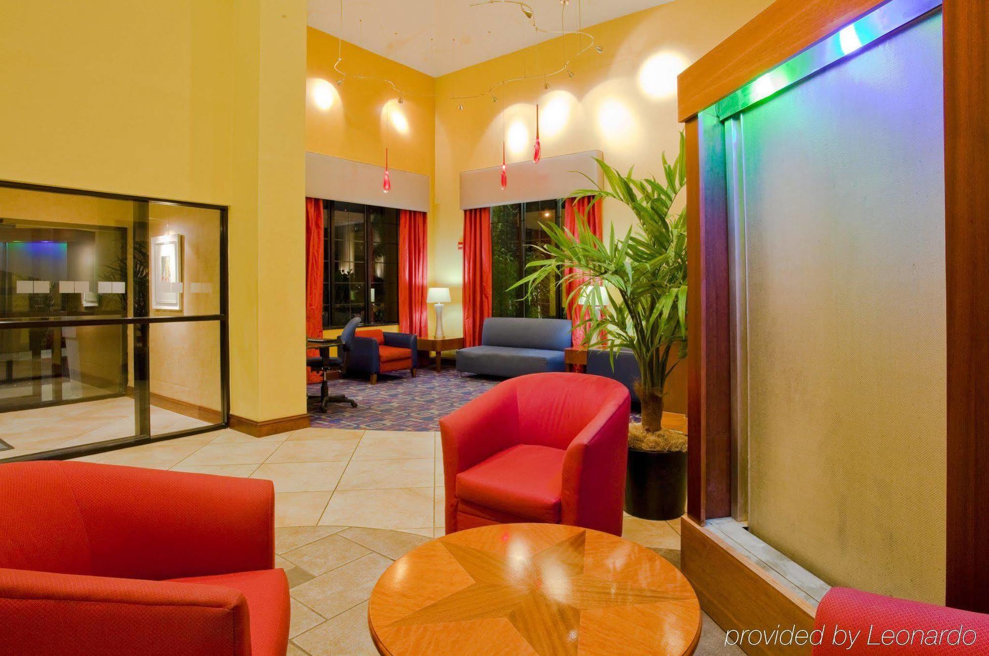 Holiday Express & - Nearest Universal By Ihg 3*