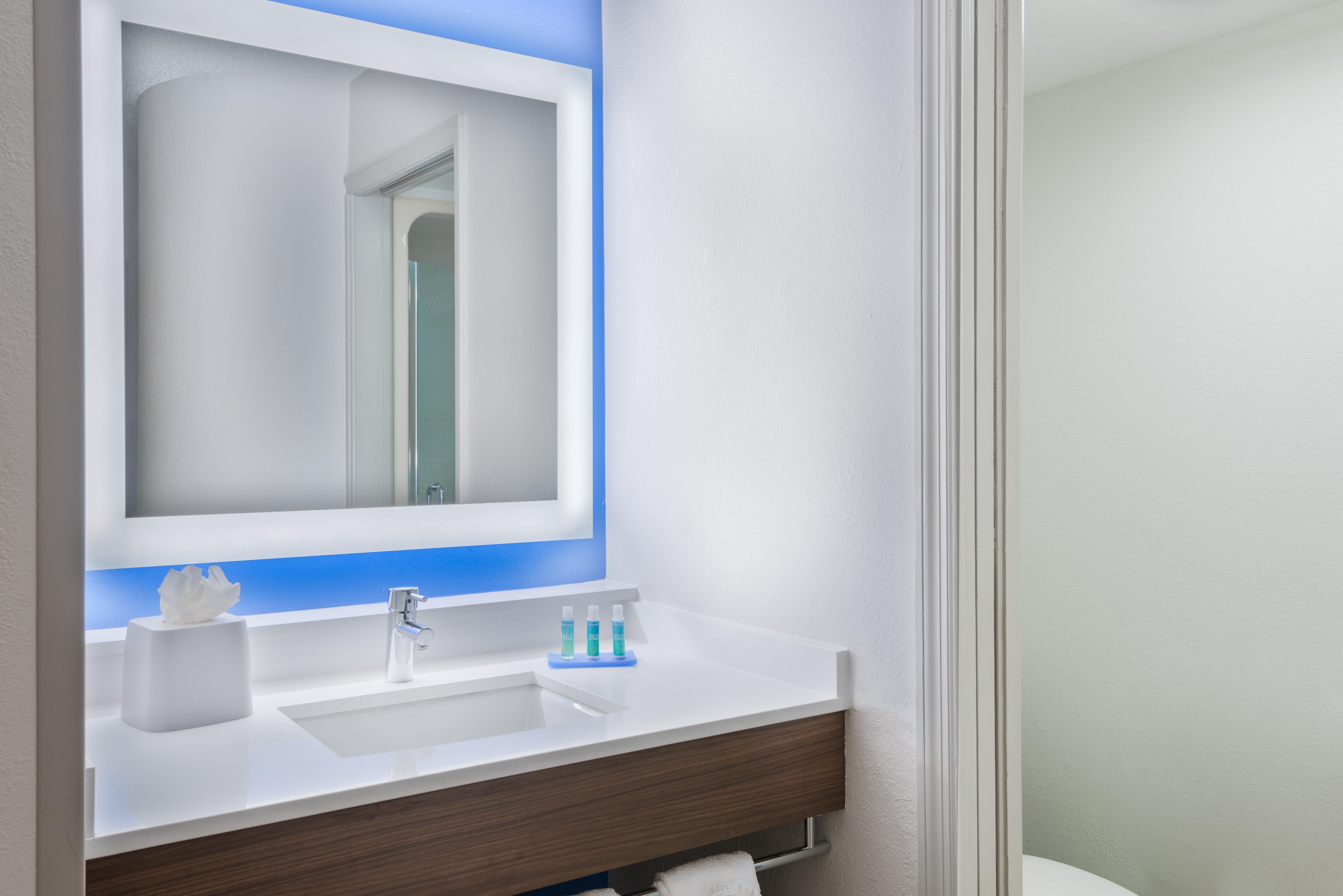 Holiday Express & - Nearest Universal By Ihg