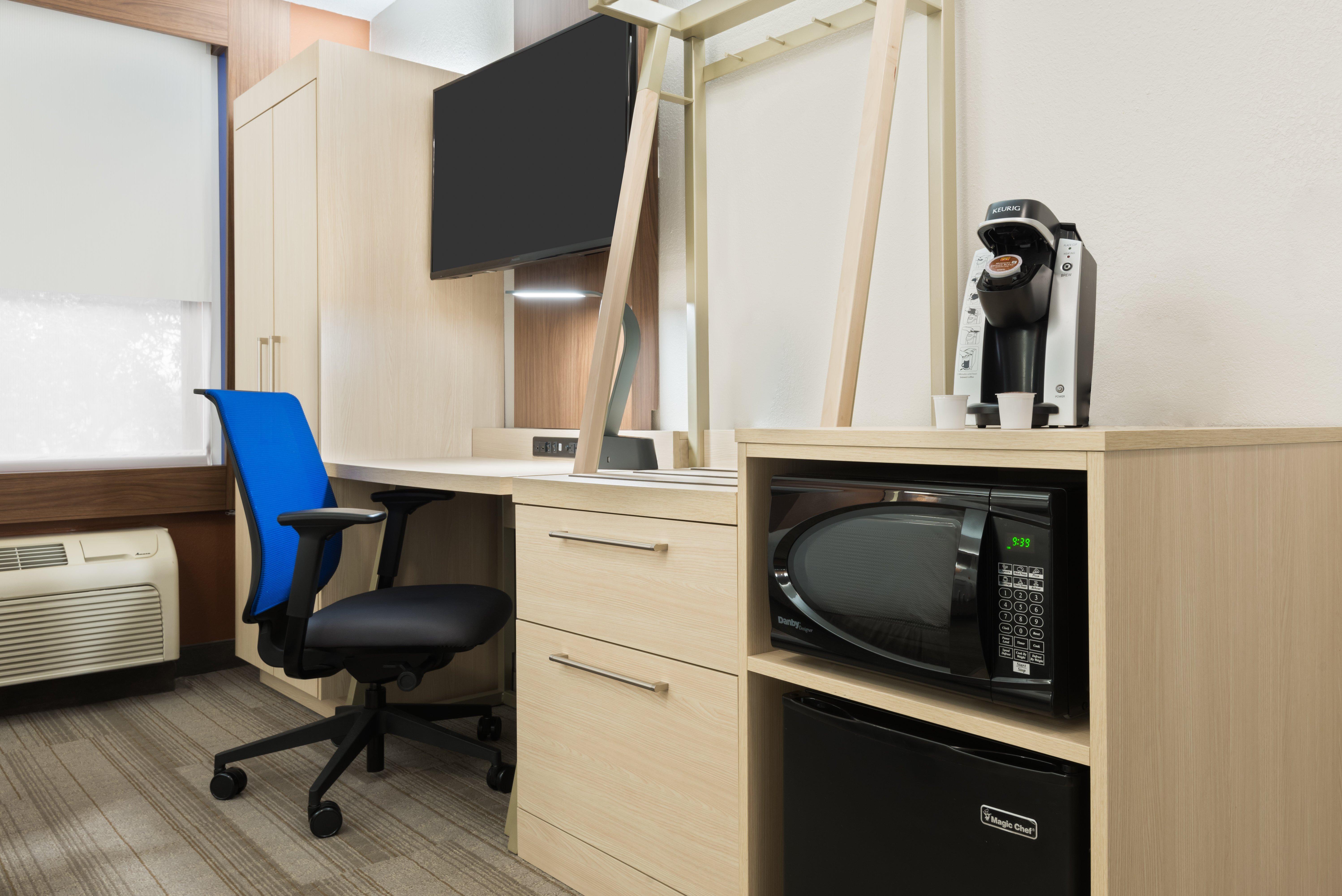 Holiday Express & - Nearest Universal By Ihg