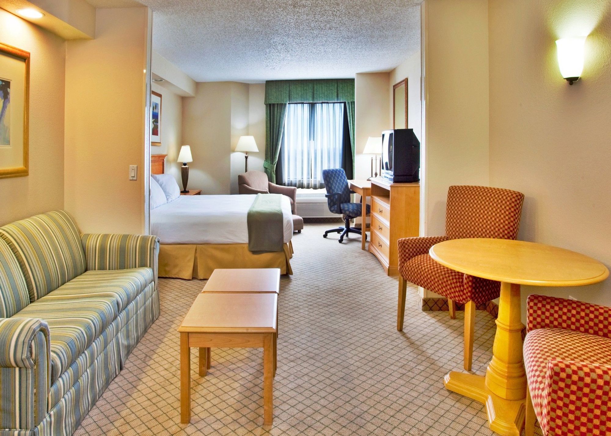 Holiday Express & - Nearest Universal By Ihg
