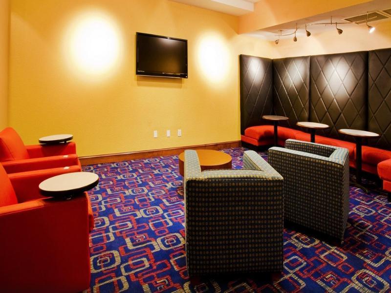 Holiday Express & - Nearest Universal By Ihg Hotel 3*