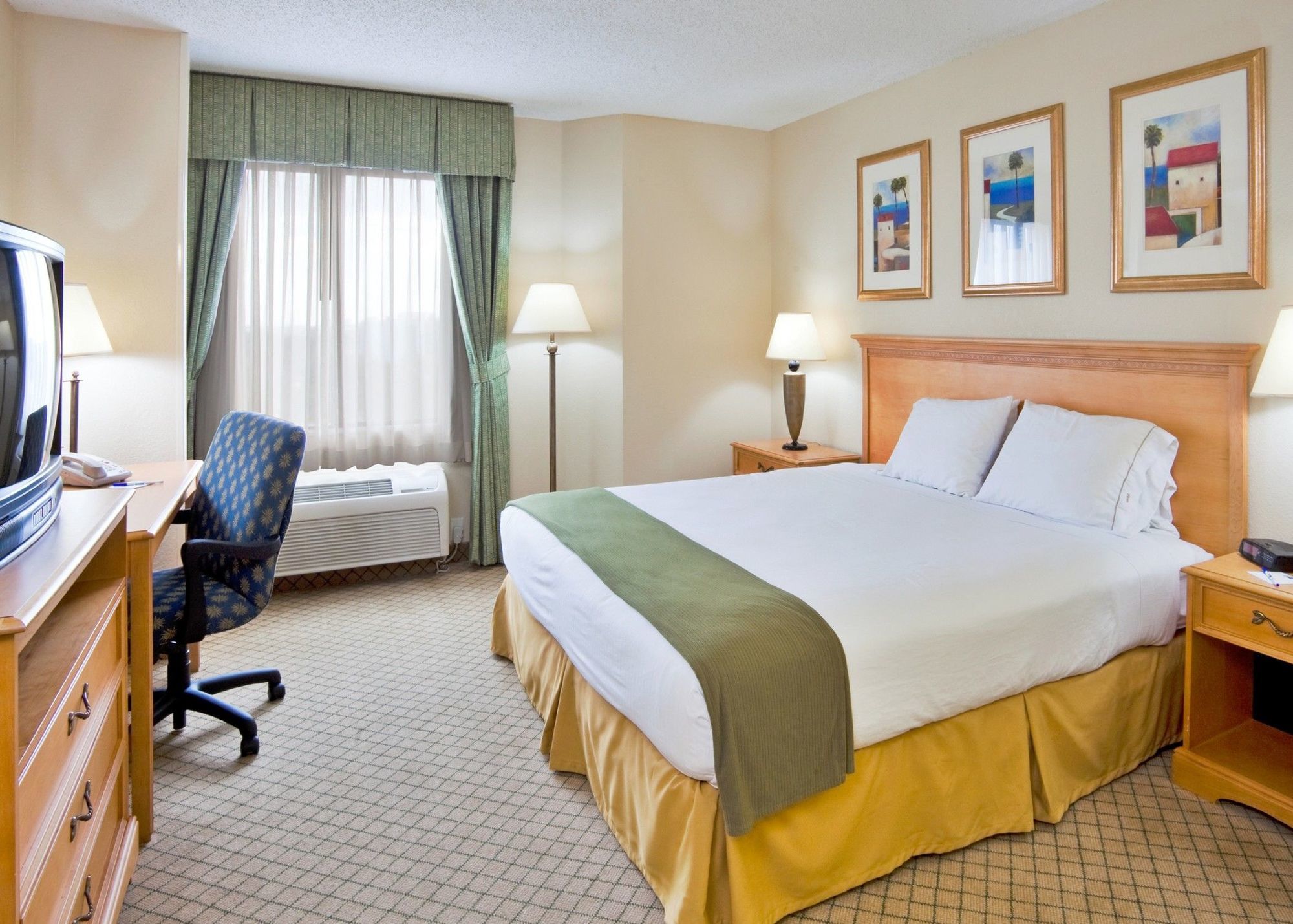 Holiday Express & - Nearest Universal By Ihg Hotel 3*